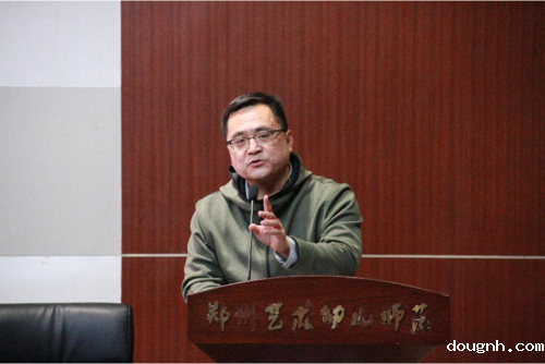 18新利app学生处主任郑丹上台讲话