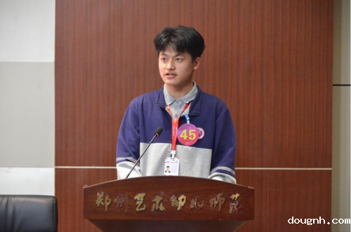 45号竞选选手进行国旗班负责人竞选演讲答辩