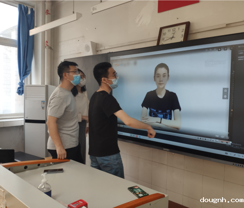 教务处马春龙老师带领留校青年教师调试线上教学设备