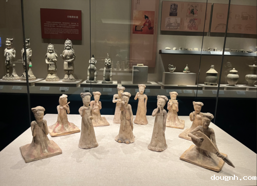 同学们观摩河南春晚舞蹈《唐宫夜宴》的原型