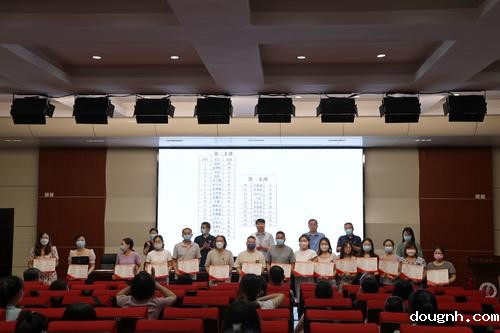 党员教职工手持政治生日贺卡合影留念