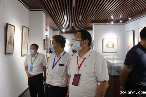 8.与会嘉宾参观学校非遗实训中心