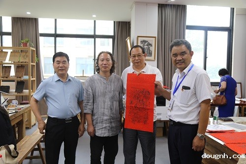 9.我校省级学科技术带头人孟建军同与会嘉宾合影留念