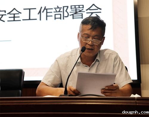 工会主席路青立安排校园安全工作