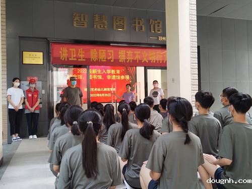 实训处朱冬梅主任带领新生参观校史馆