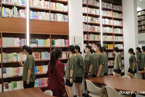 学生们参观智慧图书馆