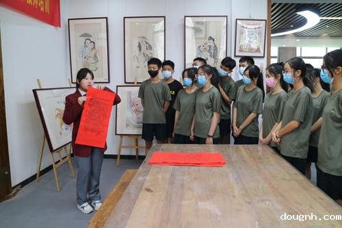 讲解员为学生们讲解非遗作品