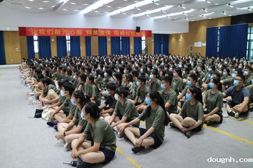 学生们认真听讲