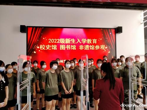 1.向学生讲解参观的内容