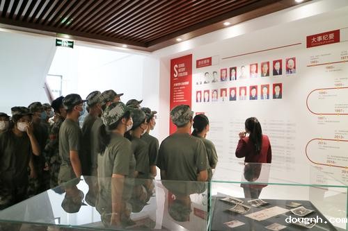 2.参观学校校史馆