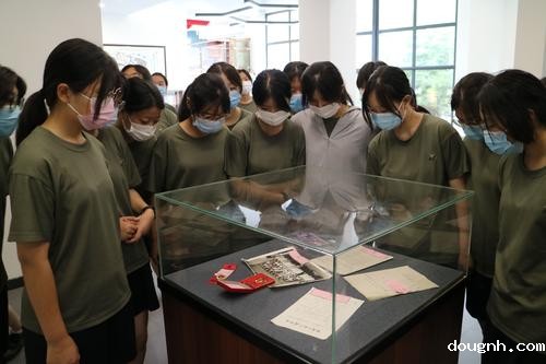 3.同学们观看校史馆资料