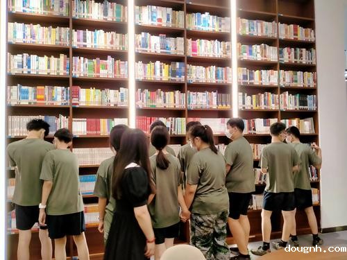 4.到学校图书馆参观