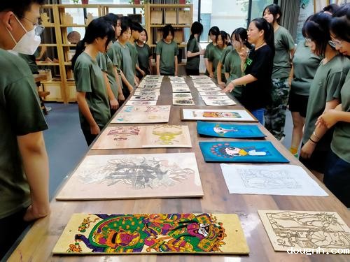 6.为学生讲解木版年画和版画的不同技艺