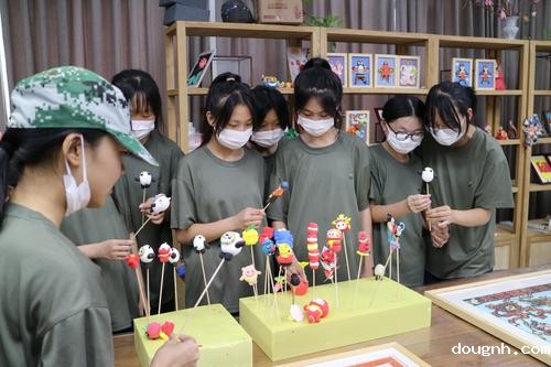 7.面塑作品“迷”住了新生们