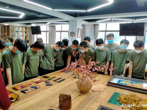 10.学生观看精美的皮雕作品