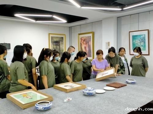 12.为学生讲解国画的作品