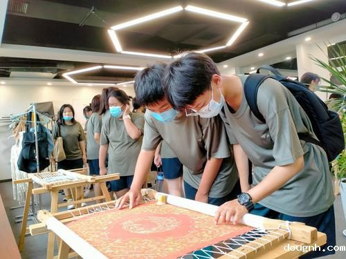 13.学生认真欣赏刺绣作品