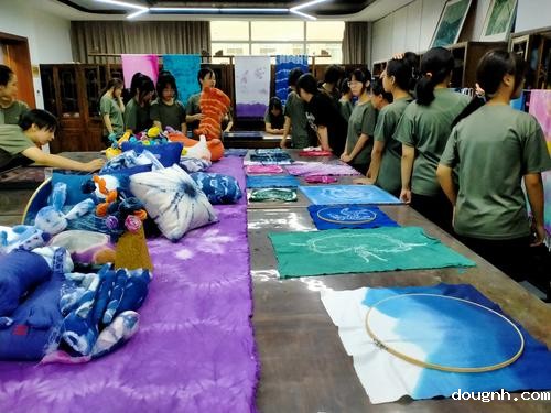 14.学生参观扎染实训室