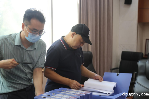 专家组成员认真查阅学校各项材料