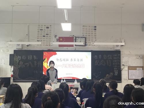 学生进行“纪念九一八”诗歌朗诵