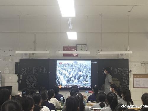 学生们认真观看九一八事变相关视频