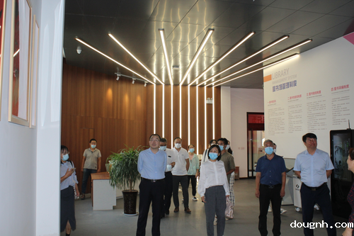 1.党委书记、校长宋志强带领巩义市文广旅体局副局长董栋一行到我校参观交流