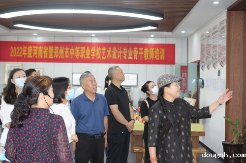 5.市级非遗剪纸传承人杨征老师介绍学校剪纸传习开展情况