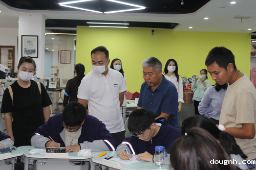 7.参观非遗文创设计实训室