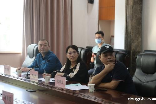 专家组成员正在观看学校视频资料