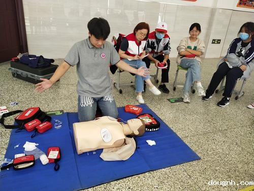 2.学生练习心肺复苏救护技术