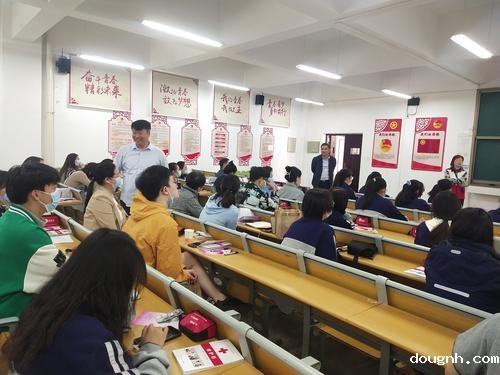 6.校党委书记、校长宋志强与参训学员亲切交流