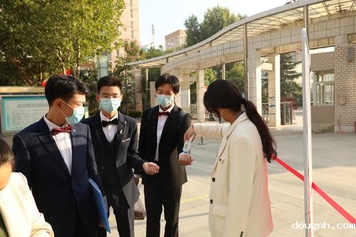 1.赛前扫码测温