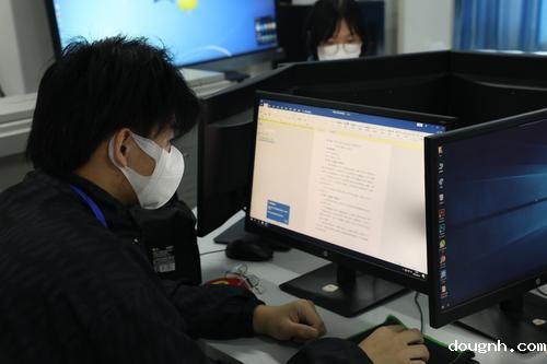 5.平面广告设计赛项，选手做赛前准备