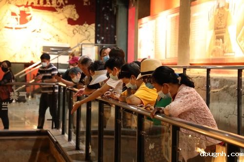 6.在郑国车马坑遗址博物馆参观