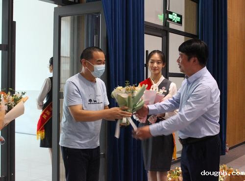 1.党委书记、校长宋志强向教师献上鲜花