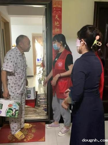 志愿者为独居老人送上慰问品