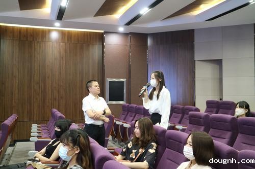 2.郭广一与班主任探讨班会课与教学课的异同