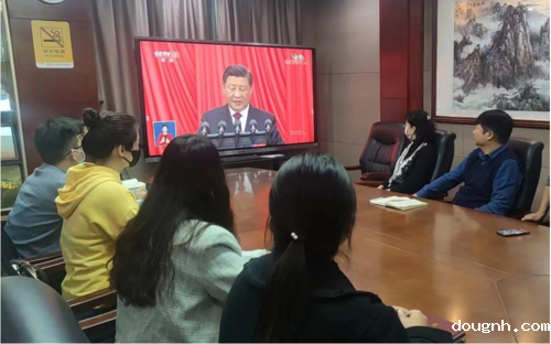 1.党委书记、校长宋志强带领陇海校区留校师生收听收看党的二十大