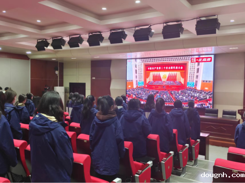 3.全体起立、唱国歌