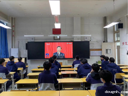 4.航海校区留校学生在教室收听收看党的二十大