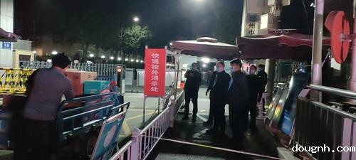 8校领导视察学校，检查入校物资消杀情况