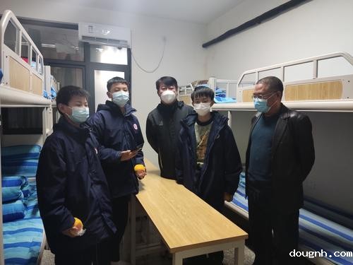 4校党委书记、校长宋志强同德育校长李留群慰问留校学生并发放水果