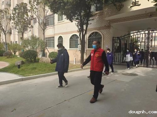 3带队前往食堂打饭