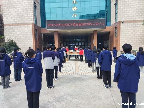 7为学生发放中药1(1)