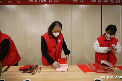 2志愿者们认真做活动准备