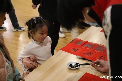 6小朋友认真观看，兴趣满满