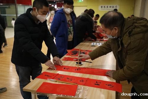7花园村社区居民参与活动，书写春联