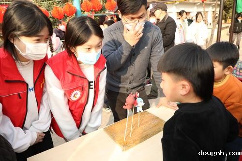 3猜谜环节，认真思考