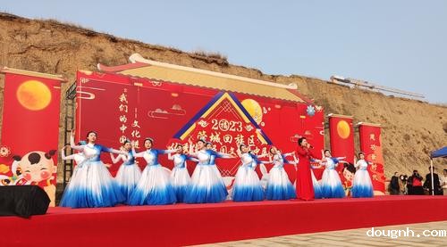 4牧敏老师领唱歌伴舞红色曲目《领航》