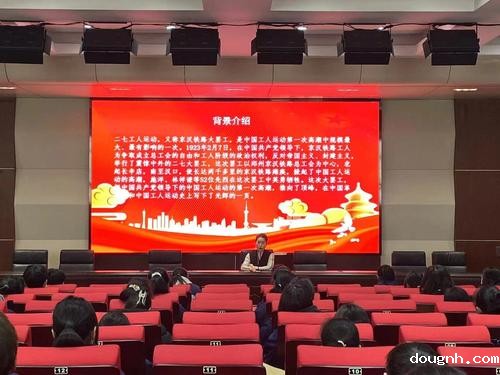 2团委副书记郑丽影讲解二七工人运动发生背景